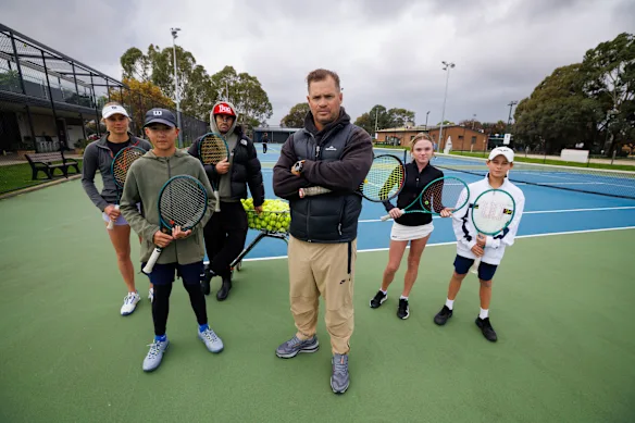 Les joueurs juniors Sarah Mildren, Ethan Liversage, Sadie Gillard et Max Winstanley avec les entraîneurs Todd Ley et Todd Langman (au milieu) au Glenlea Tennis Club.