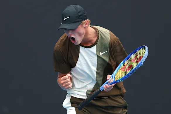 Cruz Hewitt gravit les échelons du monde du tennis.