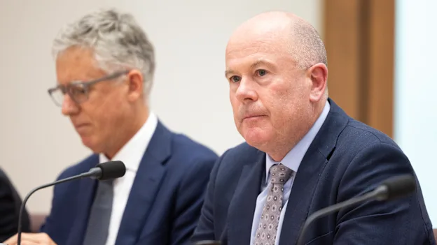 Martin Sheppard, président de KPMG Australie, et Andrew Yates, ancien PDG, lors d'une audience au Parlement de Canberra en 2024.
