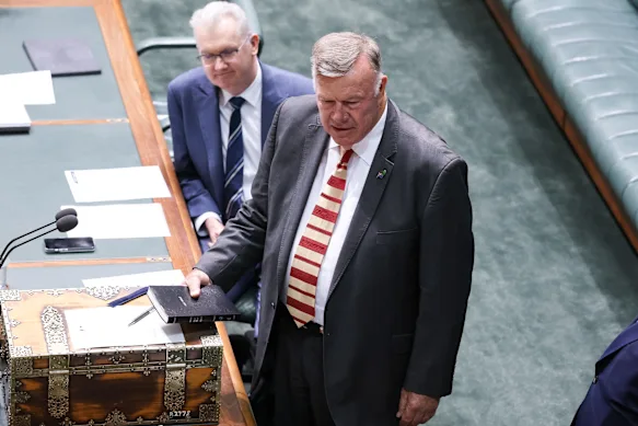 Le député Farrer David Farley lors de sa prestation de serment mardi.