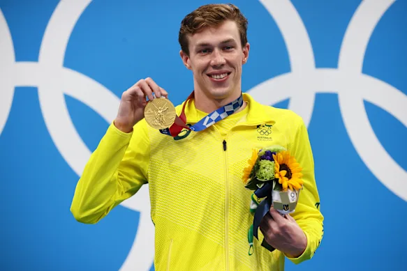 Zac Stubblety-Cook montre sa médaille d'or aux Jeux olympiques de Tokyo. 