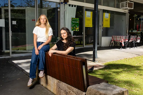 Les sœurs Claudia et Stella Mountain disent que Stormer Music leur doit toujours de l'argent. 