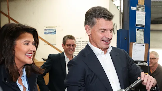 Angus Taylor et son adjointe Jane Hume lors d'une visite dans une entreprise à Canberra lundi.
