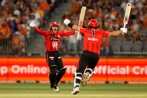 Ollie Peake avec Sam Elliott après avoir réussi les points gagnants contre les Scorchers en janvier.