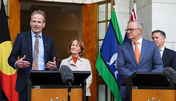 Le professeur Richard Scolyer s'exprime aux côtés de Gail O'Brien de Chris O'Brien Lifehouse, du premier ministre Anthony Albanese et du ministre de la Santé Mark Butler lors d'une conférence de presse pour annoncer que le gouvernement s'engageait à 5,9 millions de dollars pour créer la chaire Richard Scolyer sur la recherche sur le cancer du cerveau en septembre dernier.