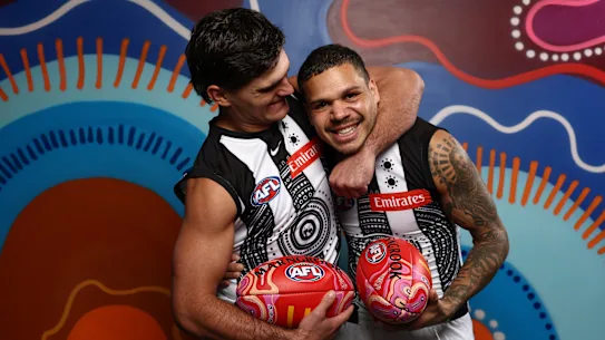Ses coéquipiers Lachie Schultz et Bobby Hill se moquent du lancement de la ronde Sir Doug Nicholls de l'AFL.