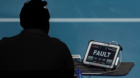 Le tennis s'appuie sur des arbitres de chaise et d'autres officiels pour les événements allant du grand chelem à l'Australie régionale.