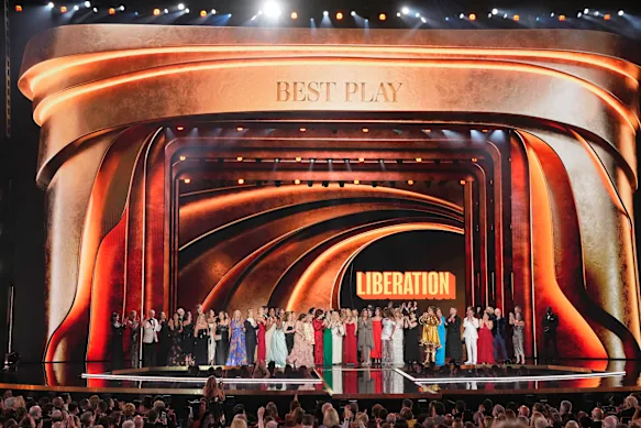 Bess Wohl, au centre, ainsi que les acteurs et l'équipe de Libération acceptent le prix de la meilleure pièce.