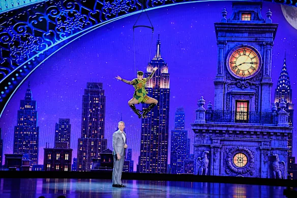 Neil Patrick Harris, à gauche, et Pink, planant au-dessus de lui, habillés en Peter Pan. 
