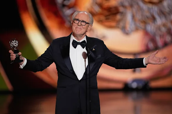 John Lithgow reçoit le prix de la meilleure interprétation d'un acteur principal dans une pièce de théâtre.