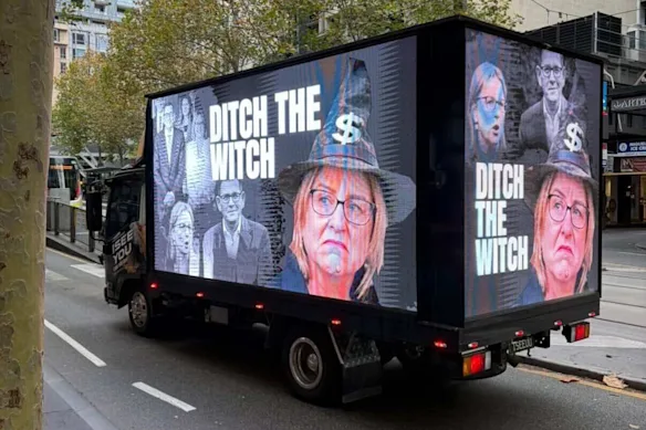Des camions arborant le slogan controversé circulent à Melbourne depuis mai.