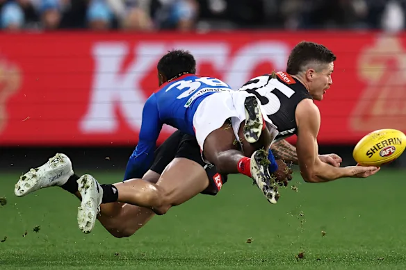Jack Crisp est plaqué par Kysaiah Pickett
