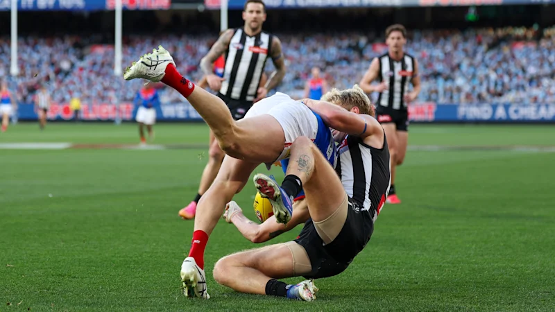 Match d'anniversaire du roi de l'AFL : l'attaquant des Melbourne Demons Brody Mihocek transporté à l'hôpital après s'être blessé au cou lors d'un tacle maladroit contre les Collingwood Magpies
