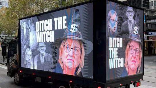 Des camions arborant le slogan controversé circulent à Melbourne depuis mai. 