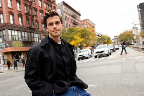 L'ancienne star de Queer Eye anime Best of the World avec Antoni Porowski.