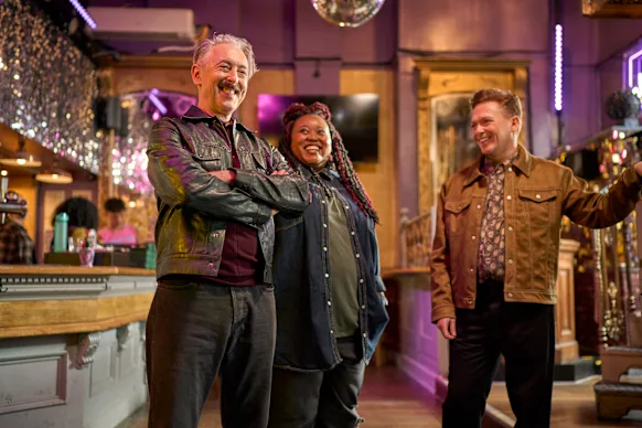 Alan Cumming (à gauche) dans le rôle de Leo, avec Luyanda Unati Lewis-Nyawo dans le rôle de Judy et Stephen Bailey dans le rôle de Benny dans Tip Toe.