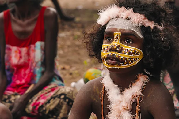 Le petit-fils de David Gulpilil attend sa cérémonie d'initiation sur le lieu des funérailles de l'acteur dans l'Est de la Terre d'Arnhem.