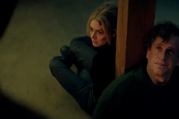 Samara Weaving et Jason Segel dans Over Your Dead Body.