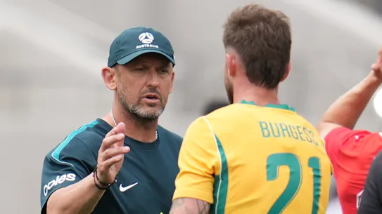 Tony Popovic salue Cameron Burgess après le match.