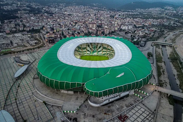 Le terrain distinctif du Bursaspor, où jouait Aziz Behich.