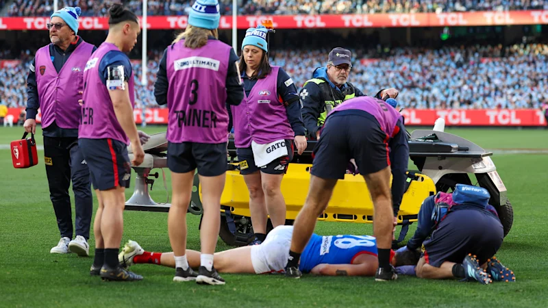 AFL 2026 : l'attaquant des Melbourne Demons Brody Mihocek subit une intervention chirurgicale pour une fracture du cou après le choc de l'anniversaire du roi contre les Collingwood Demons