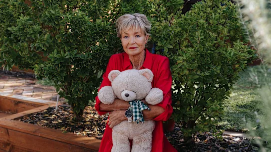 Caroline Yarnell chez elle à Manly Vale avec le grand-père en peluche de son fils Cuthbert.