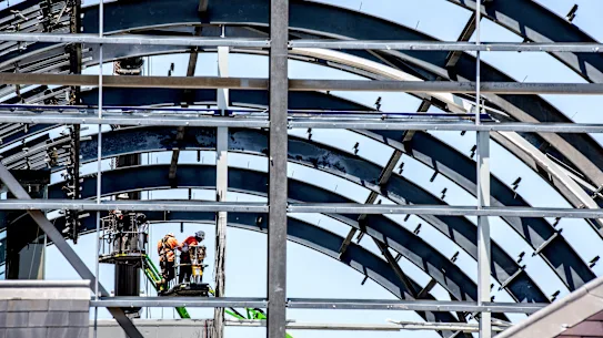 Les nervures en acier sont exposées lors de la démolition du bâtiment Wran. 
