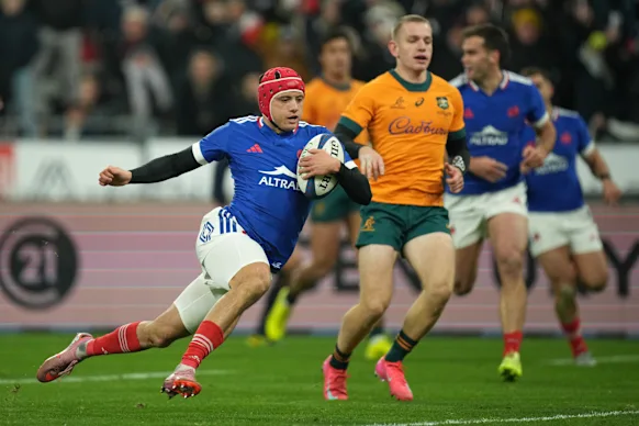Le Français Louis Bielle-Biarrey franchit la ligne d'arrivée pour marquer contre les Wallabies en 2025.