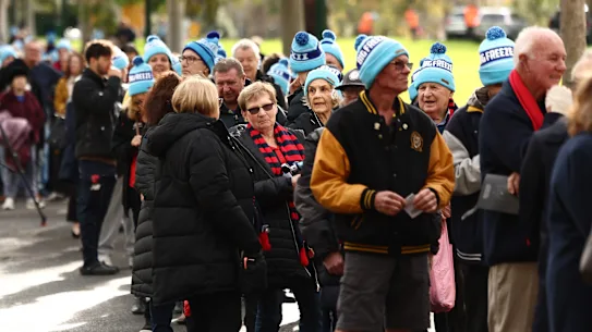 Des files de personnes affluent vers le MCG pour les funérailles nationales de Neale Daniher.
