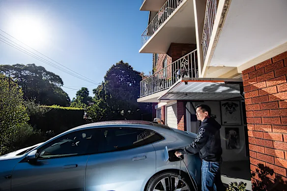 Edmond Yan a installé une borne de recharge pour VE sur sa place de parking, qui est reliée à son propre appartement.