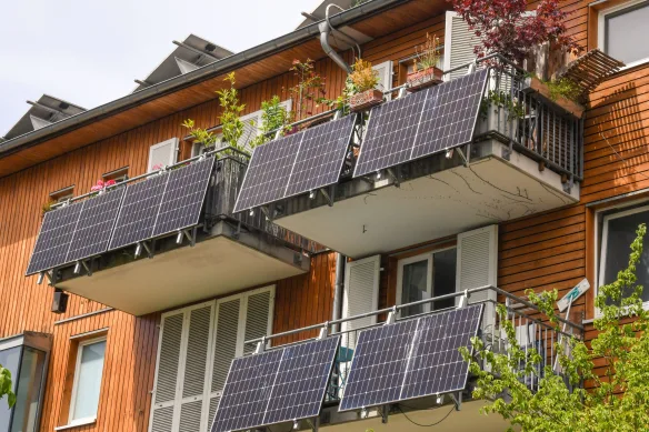 Panneaux solaires portables sur les balcons des appartements à Fribourg, en Allemagne.