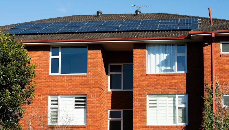 Solaire sur le toit d'un appartement : comment les nouvelles subventions gouvernementales et la technologie aident les résidents à réduire leurs factures d'électricité