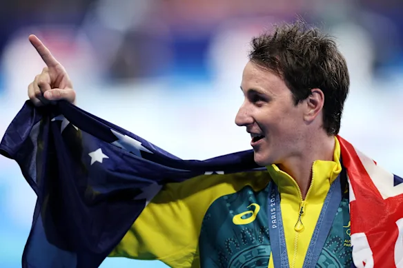 Cam McEvoy célèbre sa médaille d'or au 50 m nage libre à Paris.