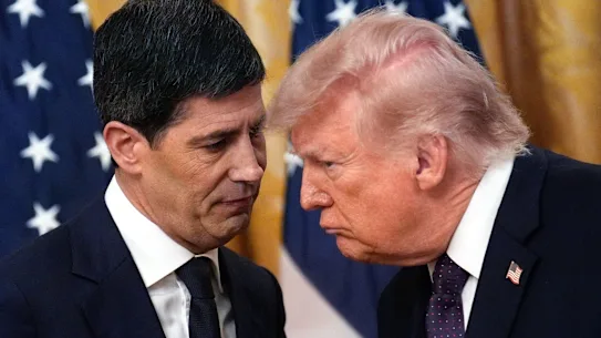 Warsh et le président américain Donald Trump s'entretiennent après leurs discours.