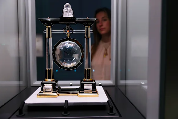 Une grande horloge mystérieuse portique est l’un des objets exposés.