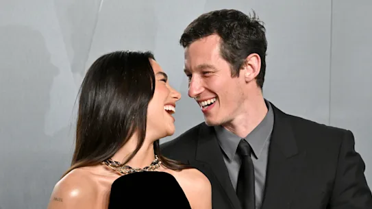 Dua Lipa et Callum Turner à la soirée des Oscars de Vanity Fair 2026. Ils sont désormais officiellement mariés.