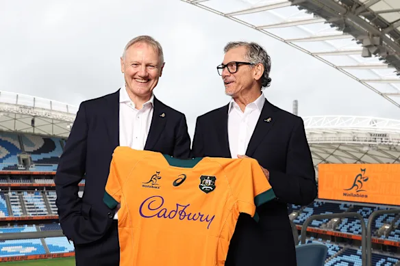 L'entraîneur-chef actuel des Wallabies, Joe Schmidt (à gauche), et le nouvel entraîneur-chef des Wallabies, Les Kiss.