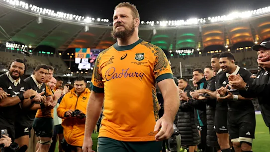 PERTH, AUSTRALIE - 04 OCTOBRE : James Slipper des Wallabies quitte le terrain pour son dernier match à travers une garde d'honneur lors du championnat de rugby et de la coupe Bledisloe entre les Wallabies d'Australie et les All Blacks de Nouvelle-Zélande au stade Optus le 04 octobre 2025 à Perth, en Australie. (Photo de Cameron Spencer/Getty Images)