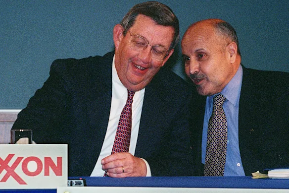 Lee Raymond d'Exxon et Lucio Noto, président-directeur général de Mobil Corp, avant d'annoncer la fusion des deux géants pétroliers en 1998.