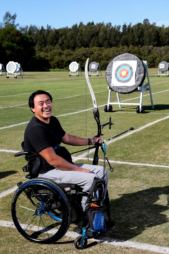 Jolly Duong, défenseur des droits des personnes handicapées et paraplégique, affirme que les exercices comme le tir à l'arc l'aident à gérer les douleurs nerveuses et à renforcer sa résilience mentale.