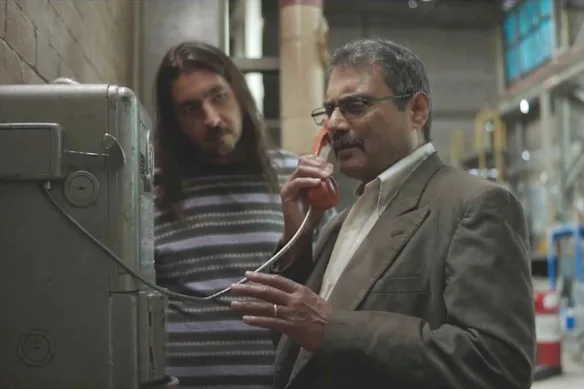 Appel depuis un téléphone de campagne : Rohan Ganju dans le rôle de Chester et Robert Santiago dans le rôle du professeur Dillip.