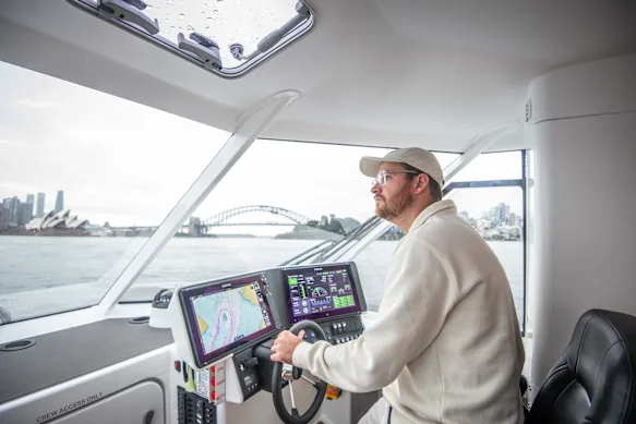 Dan de Jong au volant de l'hydroptère électrique dans le port de Sydney.