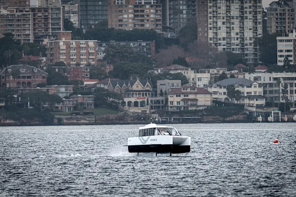 Le VS-9 « vole » à 75 cm au-dessus de l'eau, devant certaines des maisons les plus chères de Sydney.