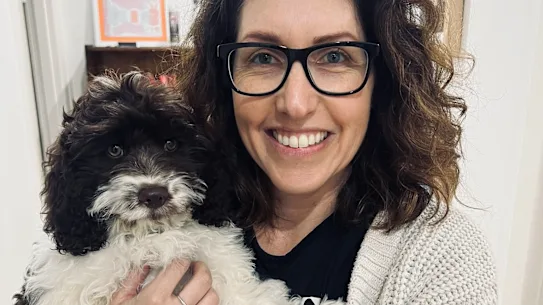 Nicola Redhouse avec son chien Arthur, qui dirige sa maison.