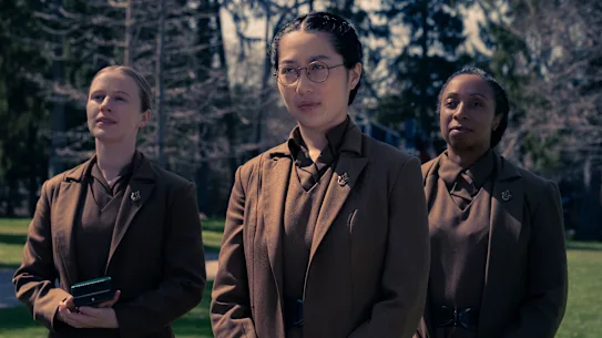 Mabel Li (au milieu) dans le rôle de tante Vidala dans Les Testaments.