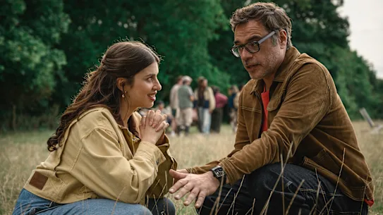 Yali Topol Margalith dans le rôle d'Izzy et Jemaine Clement dans le rôle de son petit ami aîné, Steve, dans Alice et Steve.