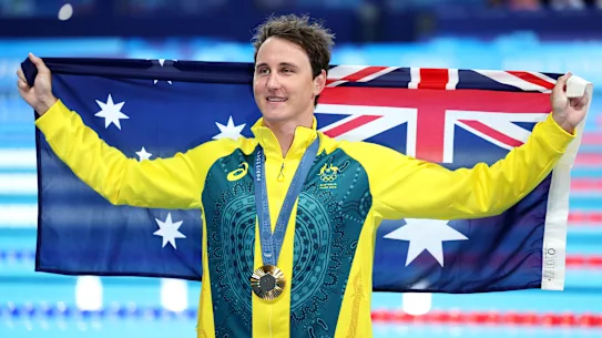 Cameron McEvoy après avoir remporté l'or au 50 m nage libre masculin aux Jeux olympiques de Paris.