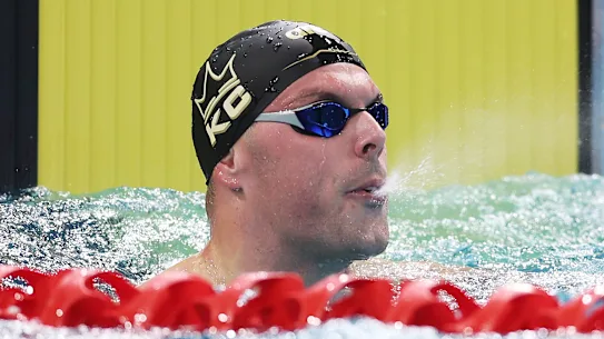 Kyle Chalmers regarde après avoir participé au 100 m libre masculin aux essais australiens de natation à Sydney.