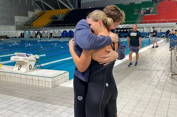 Shayna Jack et son frère Jamie Jack après avoir formé ensemble leur première équipe australienne de natation. 