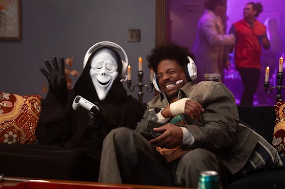 Marlon Wayans (à droite) et ses frères sont de retour dans la franchise Scary Movie après près de 25 ans.